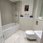 Modern 1br - Centre - Balcony Views Apartment *