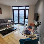 Modern 1br - Centre - Balcony Views Leeds (West Yorkshire)