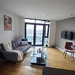 Modern 1br - Centre - Balcony Views Leeds (West Yorkshire)