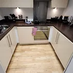 Modern 1br - Centre - Balcony Views *