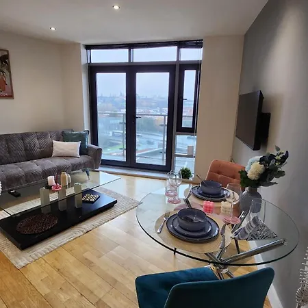 Modern 1br - Centre - Balcony Views Leeds (West Yorkshire)