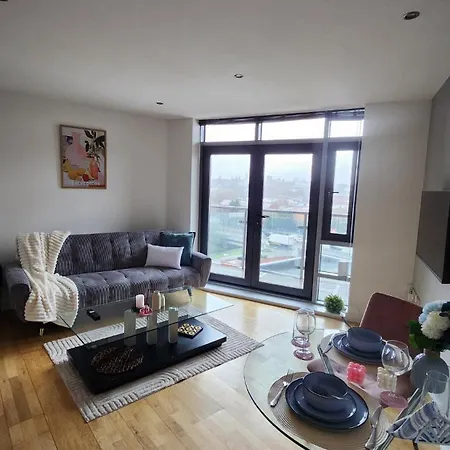Modern 1br - Centre - Balcony Views *