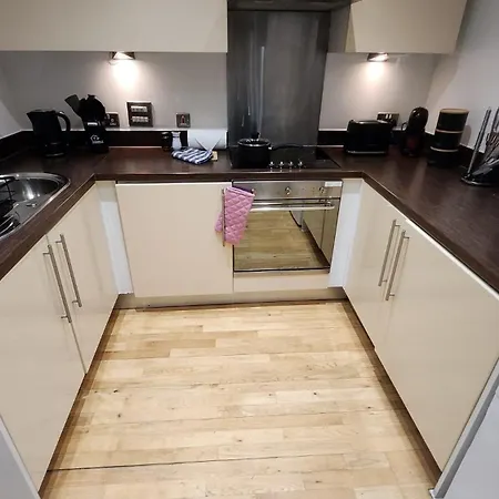 Modern 1br - Centre - Balcony Views *