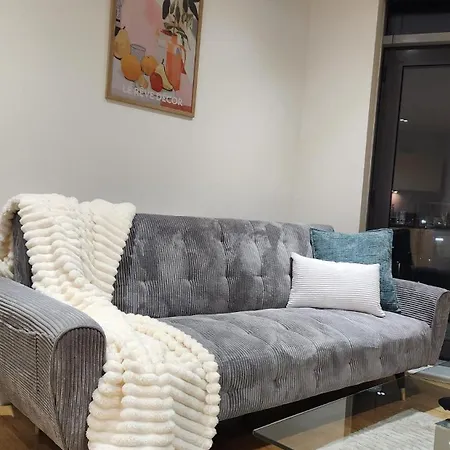 Modern 1br - Centre - Balcony Views *