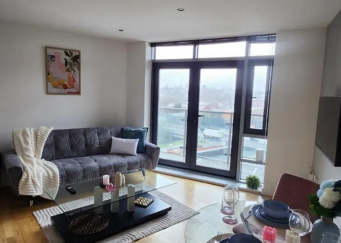 Modern 1br - Centre - Balcony Views *