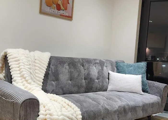 Modern 1br - Centre - Balcony Views *