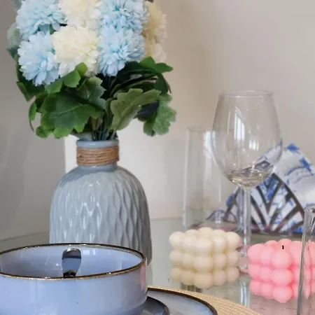 Modern 1br - Centre - Balcony Views Apartment *