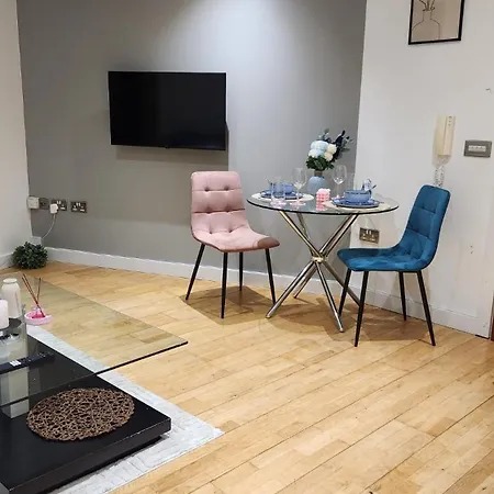 Modern 1br - Centre - Balcony Views Apartment Leeds (West Yorkshire)