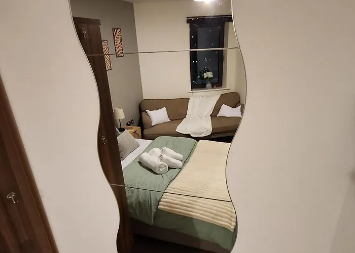 Modern 1br - Centre - Balcony Views Apartment *