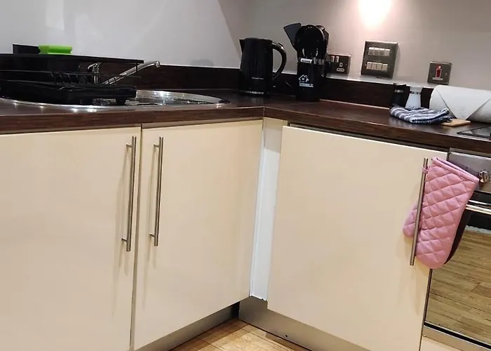 Modern 1br - Centre - Balcony Views Apartment *