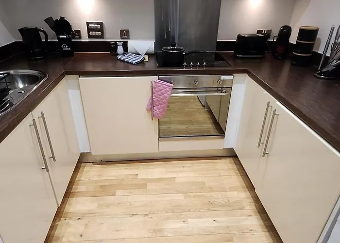 Modern 1br - Centre - Balcony Views *