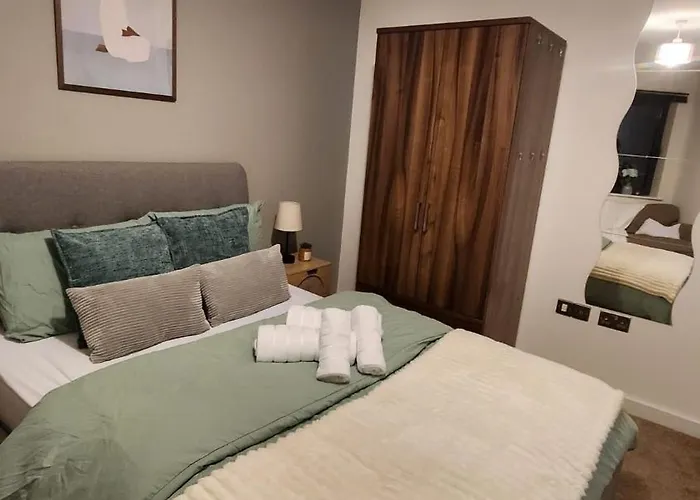 Modern 1br - Centre - Balcony Views Apartment *